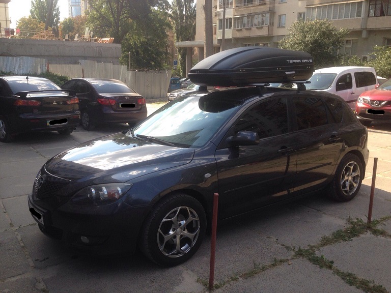 Багажник Thule-753 поперечинами AeroStyle и бокс Terra Drive-440 (черный) на Mazda 3