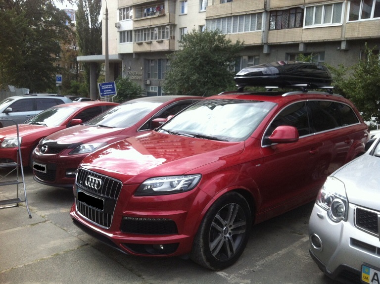 Багажник Thule-753 с поперечинами StreamStyle и бокс Hapro Carver II 6.5 Black на Audi Q7