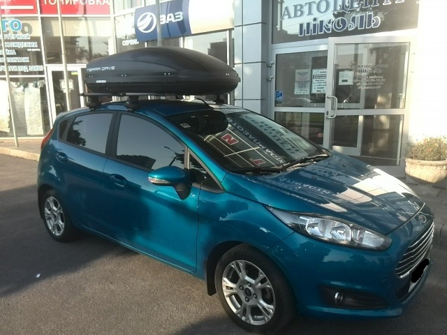 Багажник Thule-754 с поперечинами StreamStyle и бокс Terra Drive-440 (черный) на Ford Fiesta