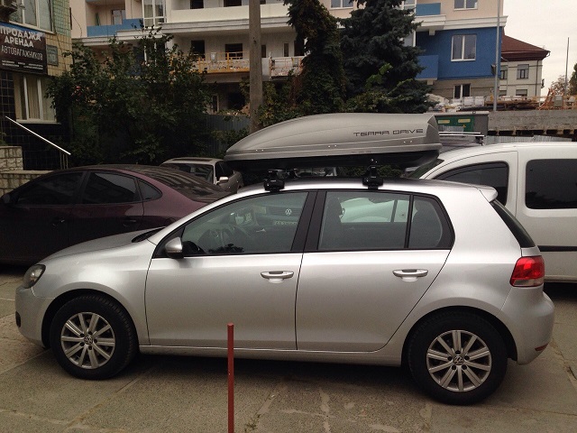 Багажник Thule-754 с поперечинами StreamStyle и бокс Terra Drive-440 (серый) на VW Golf