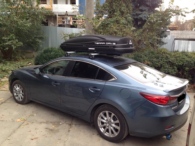 Багажник Thule-753 поперечинами AeroStyle и бокс Terra Drive-480 (черный) на Mazda 6