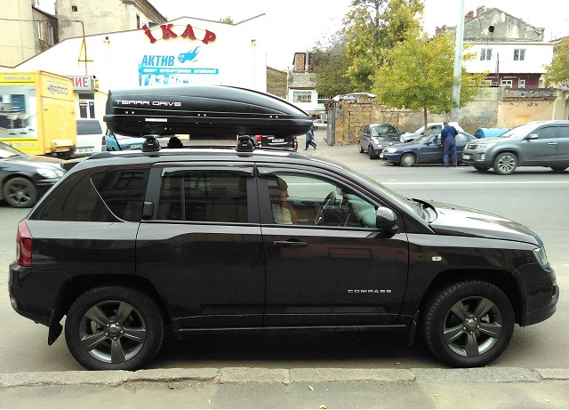 Багажник Thule-753 с поперечинами WingBar и бокс Terra Drive-440 (черный) на Jeep Compass Limited