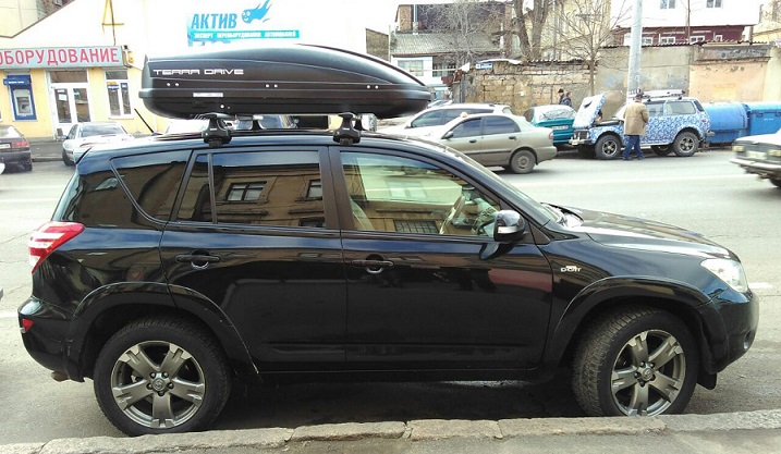 Багажник Thule-754 WingBar и бокс Terra Drive-440 (черный) на Toyota Rav-4