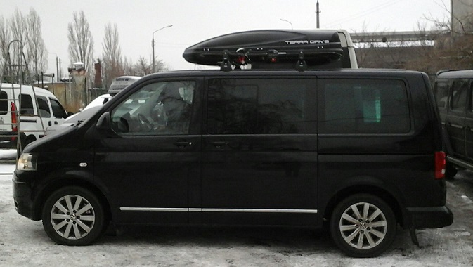 Багажник Thule-751 с поперечинами Aero и бокс Terra Drive-480 (черный) на VW Multivan