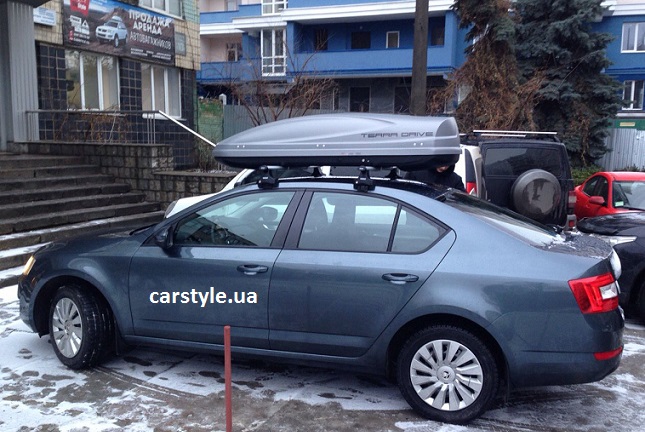 Багажник Thule-754 с поперечинами Aero Black и бокс Terra Drive-480 (серый) на Skoda Octavia