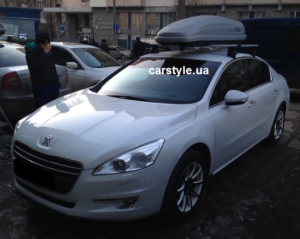 Багажник Thule-754 с поперечинами Stream и бокс Hapro Traxer 6.2 на Peugeot 508